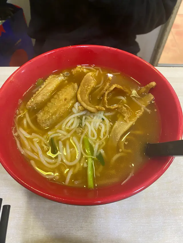 兩餸少鍋米線（走酸菜，肉碎少少辣）豬頸肉+雞翼