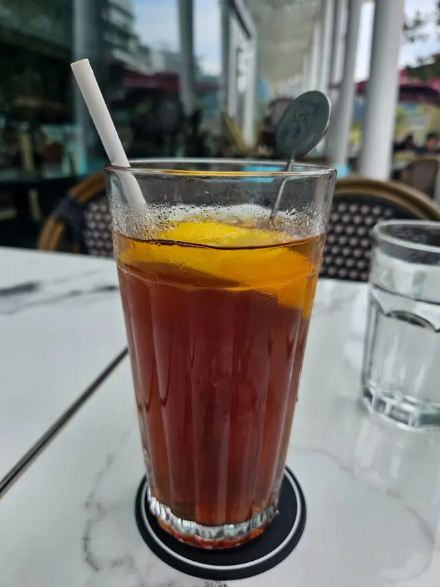 經理請飲凍檸檬茶