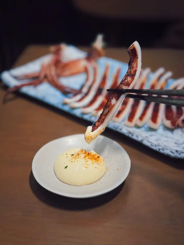 魷魚用鹽水浸泡 以一夜時間乾燥 所以叫一夜乾
鹹香十足 未算好乾身 又係好送酒既下酒菜~