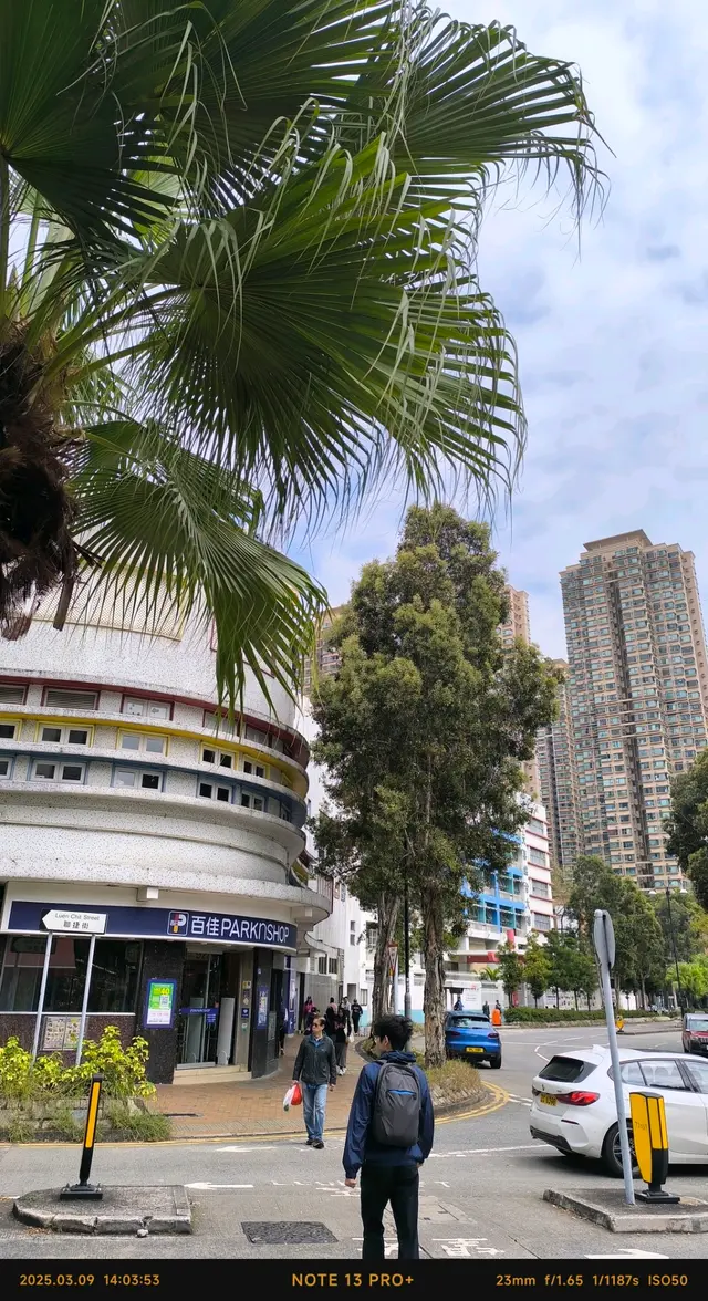 揸車路過聯捷街見到個好搶眼嘅黃紅色招牌，唸都唔唸就將架車泊入榮福中心買外賣返屋企慢慢嘆，榮福免泊20分鐘乜都夠晒！我見腸粉店内有個石磨，睇來好正中嘅石磨腸粉🤗今次外賣試咗4款腸粉+潮式肉丸湯，個男仔職員好熟手咁整腸粉，問佢嘢就怕怕羞羞，後面個叔叔(老闆)就好勤力咁洗菜，腸粉都係即叫即做，夠晒新鮮👍🏻老闆話石磨米漿每日鮮磨，薄到透光但夾起唔易穿，師傅仔係怕羞D，蒸腸粉火候控制有料到～手工肉丸湯真係有潮州嘅風味，湯底我飲到好香濃豬骨味，令人回味，牛肉丸多汁彈牙，豬肉丸有濃厚嘅肉汁香味。