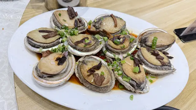 清蒸咁大隻鮑魚，中間完全沒有戒開，為了蒸熟過了火爐蒸到好硬，好地地的食材浪費了！
