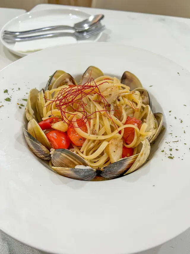 
呢個價錢黎講，啲蜆真係算肥美、大隻，又煮得啱啱好，唔會太熟，最緊要係新鮮、冇沙，一般都有8隻🙂‍↕️！意粉嘅調味都啱啱好，個蒜油好香，辣椒同黑椒又吊起個味🤤！所以⋯我正式宣布～呢度嘅蜆意粉已經成為咗我嘅no.1🤪！真係成日都心心念念想返嚟再食🤣🫶🏻！
