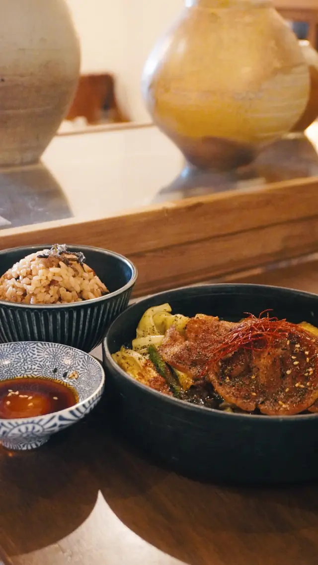 黑胡麻咖哩烤豚肉片配醬油漬蛋黄