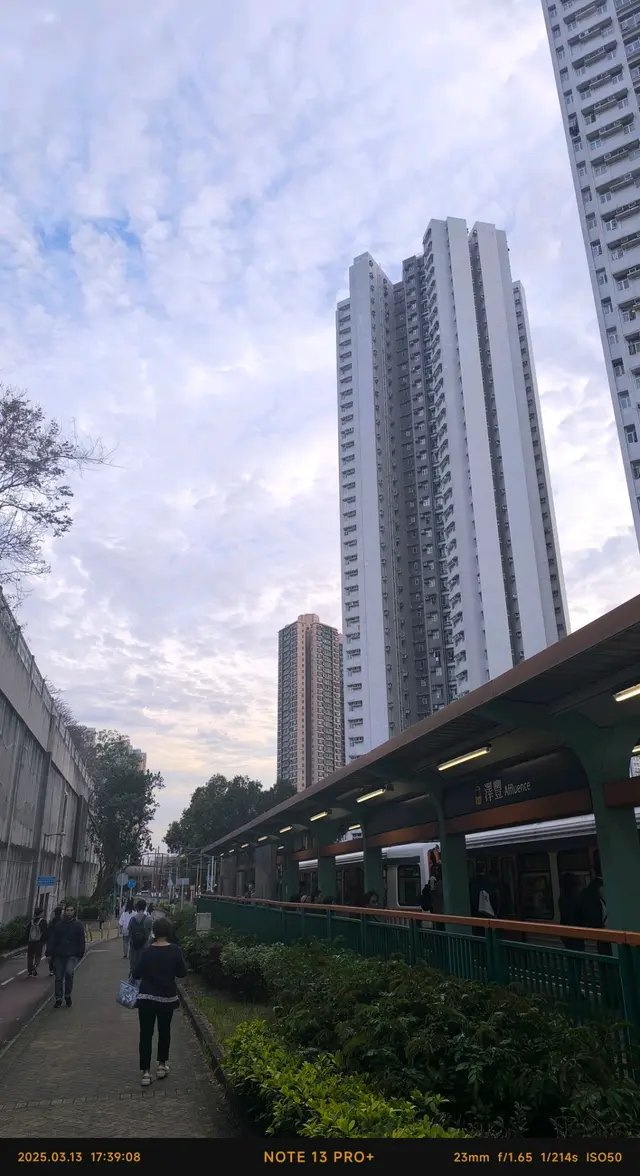 媽咪旅行返嚟唔想煮飯，帶佢去咗屯門紅橋呢間「湘聚小館」試湖南菜，兩個人$274食到捧住個肚走，真心抵食又有驚喜！  

小炒黃牛肉（少辣版）  
牛肉超嫩滑！辣度可以按自己喜好調，少辣夠香又唔會搶喉，送飯一流
豆角燒茄子
鑊氣爆燈🔥！茄子煮到軟身但唔爛，豆角脆口，醬汁濃郁得嚟唔油膩 
長沙臭豆腐6件
驚喜位！入口「臭味」溫和，咬落香軟，醬汁帶微微回甘，連唔敢食臭豆腐嘅我都試到停唔到口～  
**🍚白飯用迷你飯煲上**  超有心思！保溫又夠晒份量，兩個人share啱啱好!  
