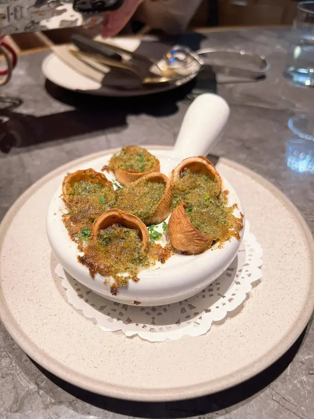 廚師👨🏻🍳用餅底烤焗為田螺殻
可以直接連殻一起享用,口感好脆,好食🤤