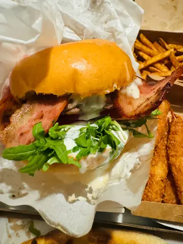 烟肉芝士和牛汉堡