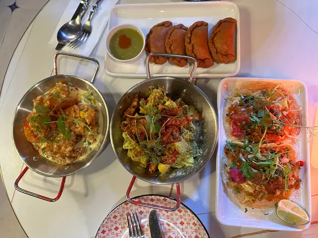 1. 磨菇素炸餡角 配鮮青茄莎莎醬
2.超特級沙律
3.墨式香烤雞玉米餅+烤肉眼扒粟米卷餅
4.蒜蓉牛油炒大蝦