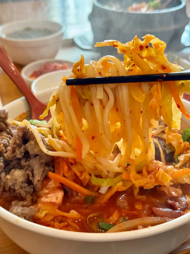 牛肉海鮮辣湯麵