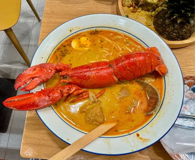 龍蝦夠大隻好鮮甜￼，蝦頭重要重蝦膏蝦籽，份量十足，大件夾抵食！￼湯底仲要好濃郁！￼