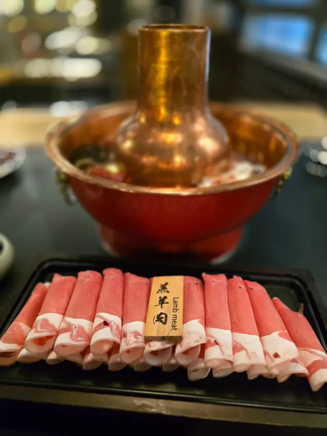 今次叫咗三款羊肉試試😝羊上腦羊味比較淡，高鈣脂肪比較多入口嫩滑d，羔羊肉羊味比較濃但又唔羶。另外仲有加咗珊瑚蚌同第一次食嘅黃喉，爽口又有嚼勁！