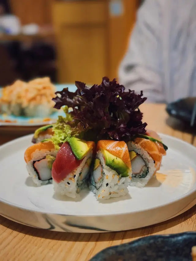 用上三文魚、吞拿魚同牛油果包裹
卷物餡用上蟹柳同青瓜 好有年代感 萬年食唔厭既配搭🤣