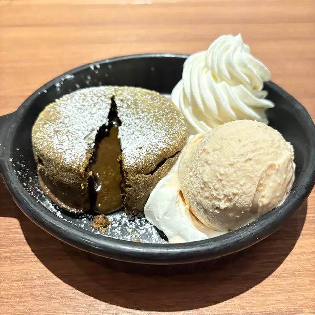 焙茶心太軟蛋糕配焦糖脆餅雪糕