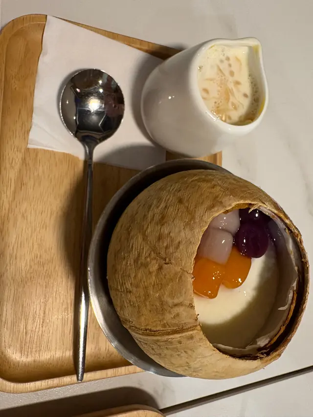 楊枝甘露椰皇燉蛋芋圓