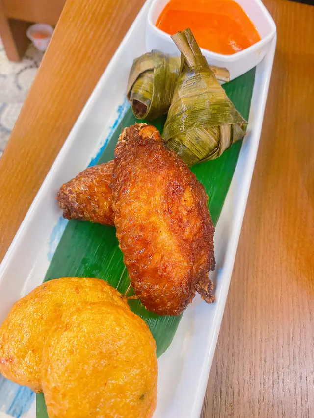 炸泰式魚餅2件 泰式香茅雞翼2隻 香葉雞2件