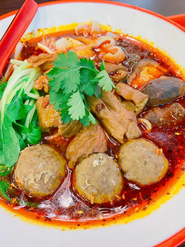 紅燒肥腸麵 牛筋丸 牛栢葉 鮮冬菇  