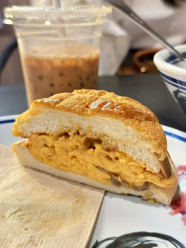 沙嗲牛肉蛋菠萝包