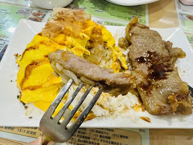西冷牛扒漩渦蛋包飯