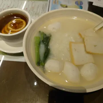 鱼片鱼蛋河 Sliced Fish Cake & Fish Balls with Flat Rice Noodles in Soup