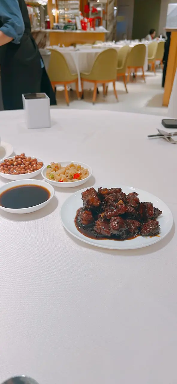 環境不錯的，但提早一個星期訂座，4位都可以安排係廁所對出，唔緊要的，環境衛生不錯，但服務態度的話，除非你係熟客或有點地位嘅人，否則不用期待太多服務