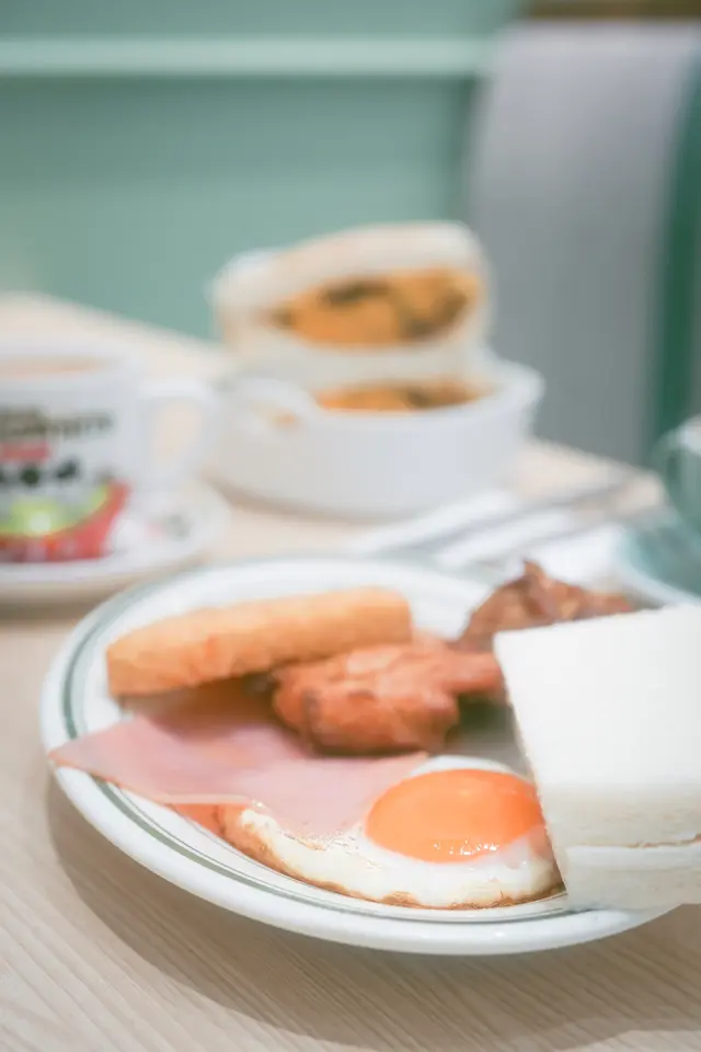 香煎雞扒|火腿•配太陽蛋 | 茄汁豆 | 方包$81 •牛油方包|加配薯餅|