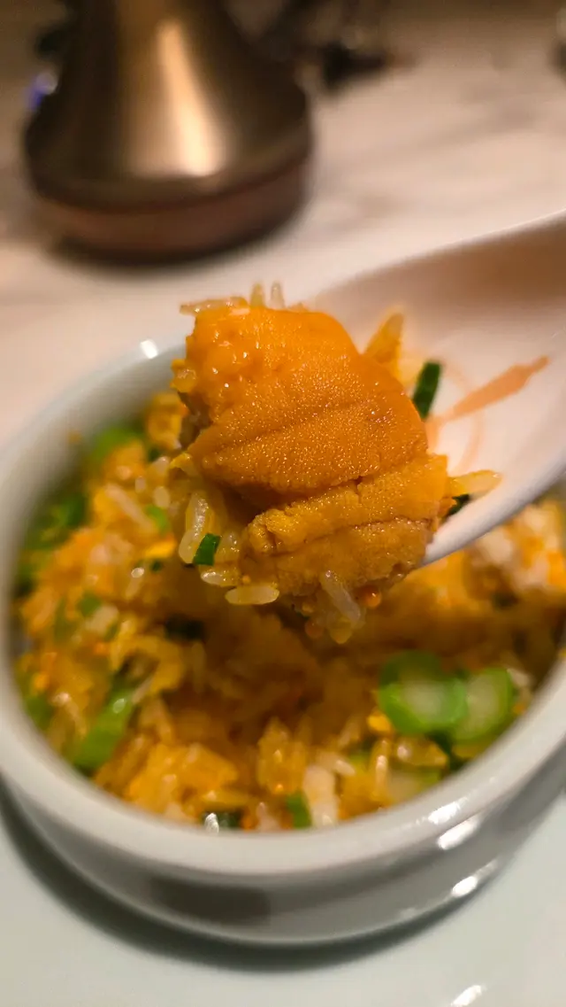 龍蝦海膽炒飯，甘香有咬口，龍蝦肉加埋海膽算好配襯，食埋就飽飽