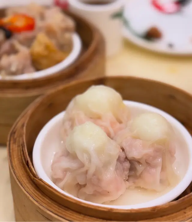 好大粒，外皮薄透，裏面有豐富嘅餡，有豬肉同蝦🦐，最面上有粒鵪鶉蛋，食落鮮嫩，回味無窮。