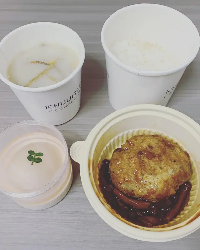 主菜定食加購甜品:八種根菜雞肉豆乳濃湯、自家製野菌醬燒和牛漢堡扒、日本白桃意式奶凍