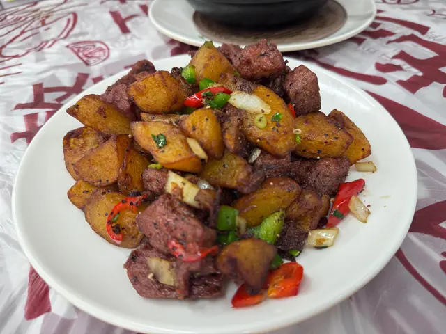 🍽️ 黑椒薯仔牛柳粒 $138 🥩🥔 大排檔必食 份量好多香脆的薯仔搭配煎香的牛柳粒，再淋上蜜糖拌炒至黃金焦香，絕對是大排檔中不可錯過的美食！🌟