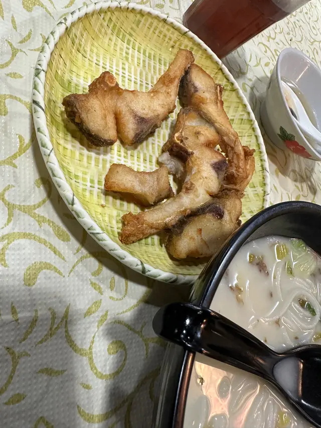 鮮魚腩米線