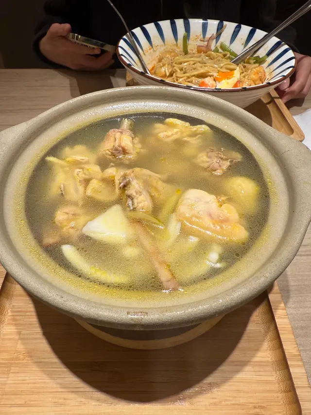  椰子雞湯配白飯