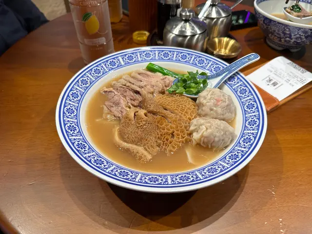 慢煮牛腩、櫻花蝦雲吞、金錢肚河粉