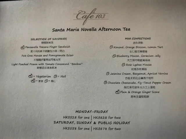 媽咪有朋友難得嚟一次香港，所以想揾間舒服嘅地方飲下嘢傾下計，最後揀左Ritz Carlton嘅afternoon tea set。我地一共三個人，叫左個set for two，我自己再單點左一壺茶，分量啱啱好，大家都好滿意😊