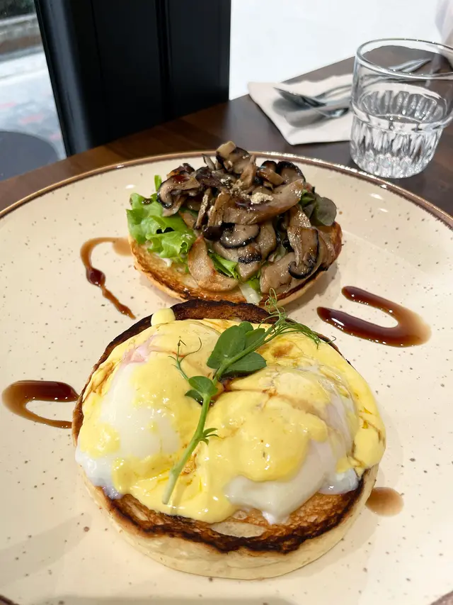 班尼迪蛋 . 炒野菌 . 貝果