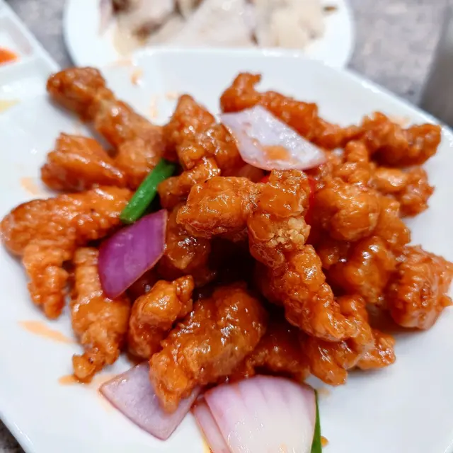 🐑咕嚕肉上枱好脆身，熱到焫口，如果酸度可以多番啲就更正，同埋個碟底稍嫌多咗啲汁