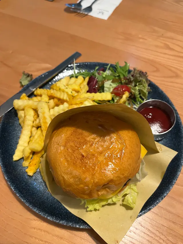 安格斯牛肉芝士漢堡配薯條沙律菜 Cheese burger