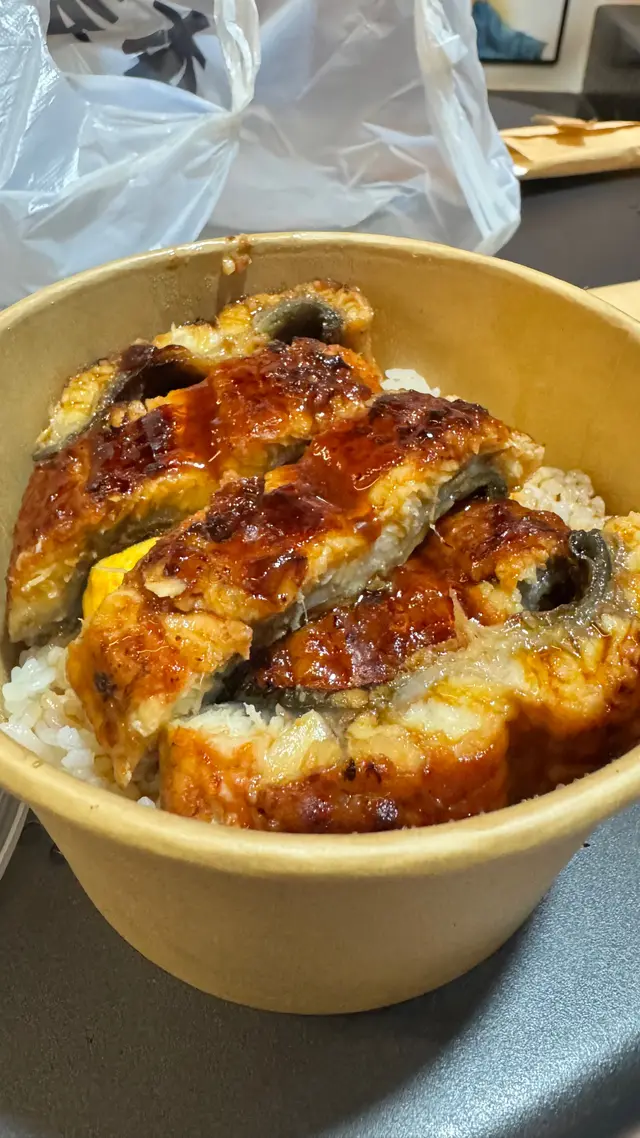 鰻魚無泥味，燒得香脆😋唔係得幾粒嗰啲份量