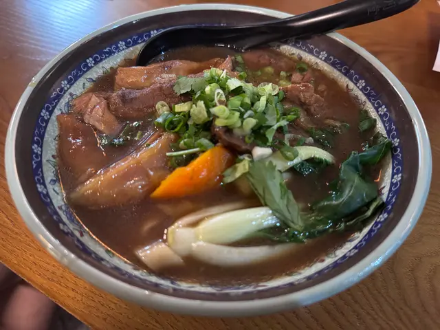 🍲 牛三寶麵 $80 有燉得入味的牛腱肉，牛筋，牛助條 
多層次口感🤤肉質鮮嫩
湯頭鮮美🍲配紅蘿蔔、小白菜
刀削麵面質不易斷 煙韌有咬口
讓人回味無窮！🥩🍜