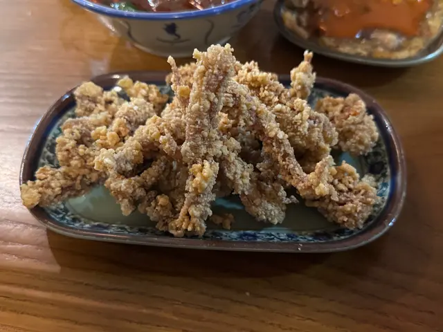 🦑 酥炸魷魚 $48 外酥內嫩的酥炸魷魚，每一口都充滿鮮美海味，絕對是下酒佳餚！🦑🍴🔥