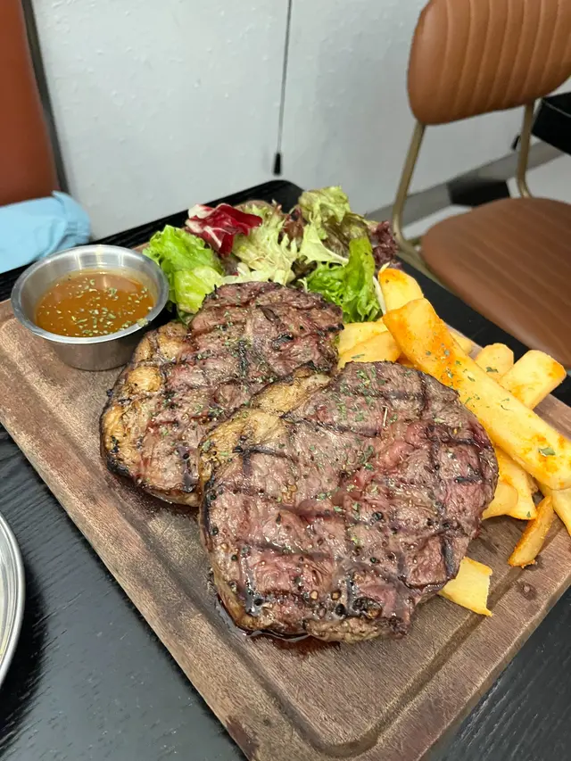 安格斯牛板腱扒及雞鹽薯條