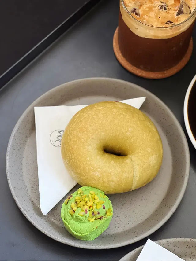 Genmaicha with Pistachio Yoghurt Bagel