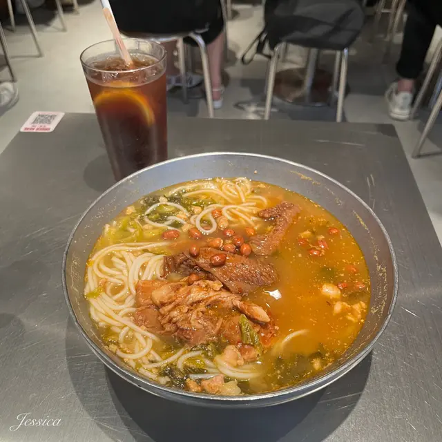 下午茶 | 酸辣小鍋米線 配 金獎腩肉 (微辣)、滷水雞翼