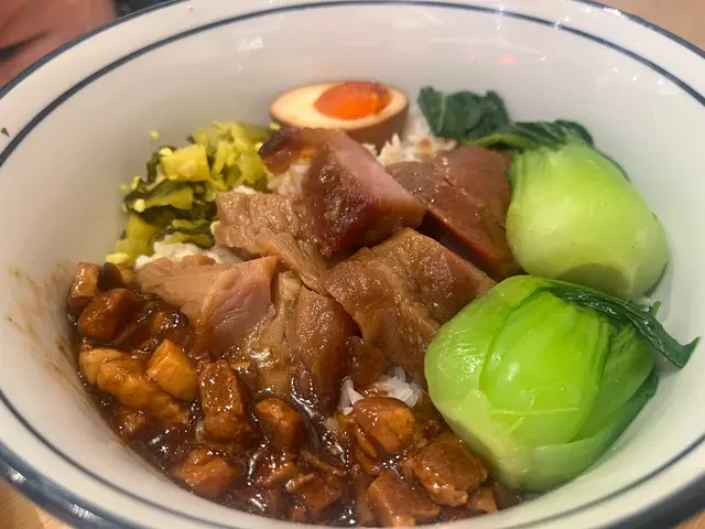 蜜汁烤叉燒滷肉飯