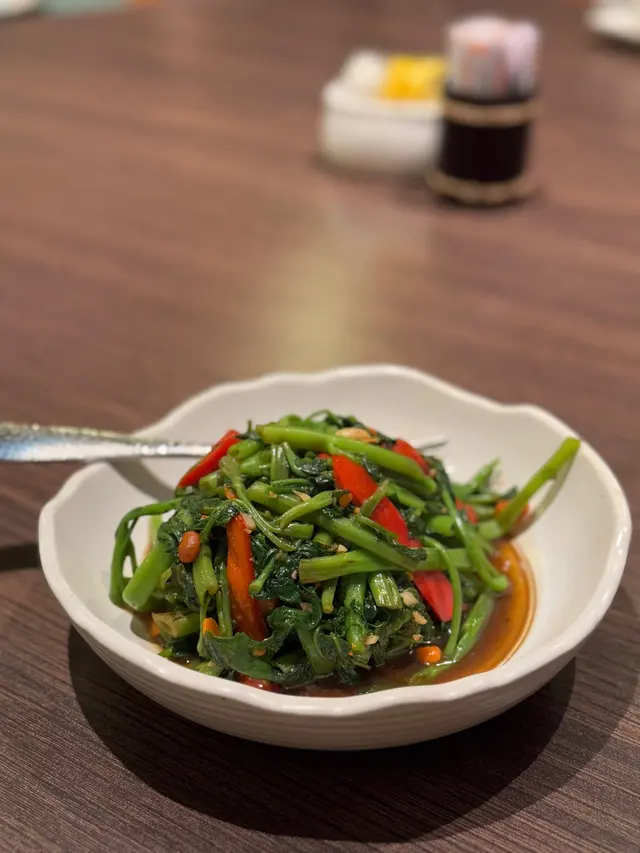 色澤鮮亮，口感脆嫩，有少許嘅辣椒🌶️