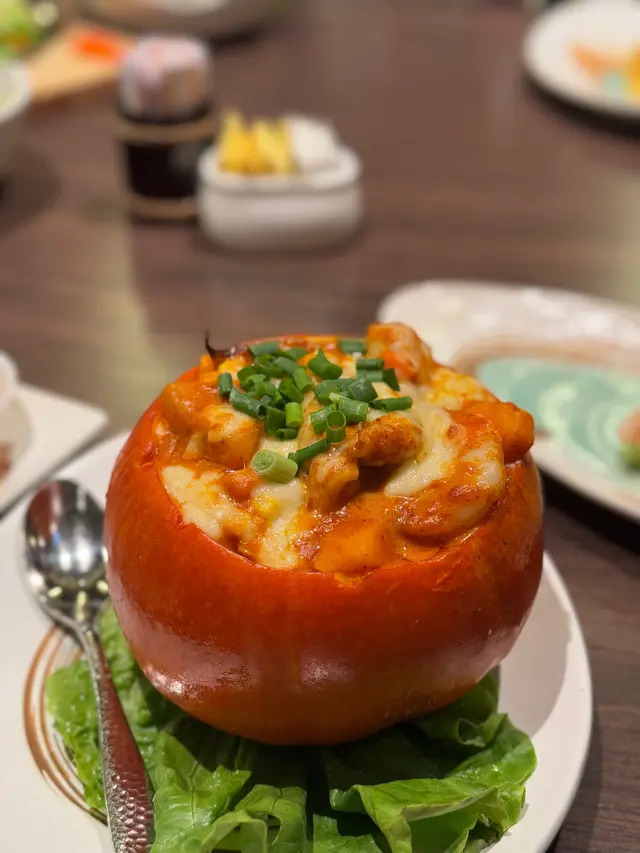 原個南瓜肉，仲有蝦、青口，魷魚等海鮮，配合埋酸甜辣嘅紅咖喱，十分惹味