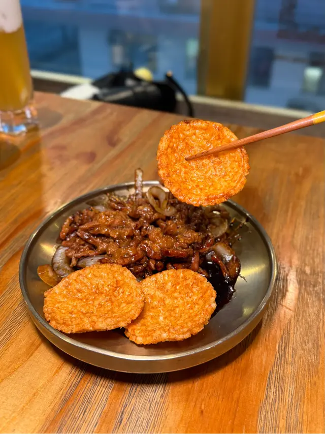 印尼沙爹炒豬肉配米餅