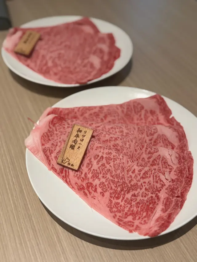 作為米芝連一星的餐廳，日山的壽喜燒水準一貫高質，平日來到合和商場新開張的日山，食壽喜燒套餐可享有85折優惠，比較尖沙咀分店抵食，前菜好味，牛肉高質，服務態度一流，推！