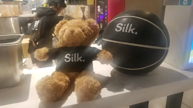 Silk 公仔加籃球玩味十足