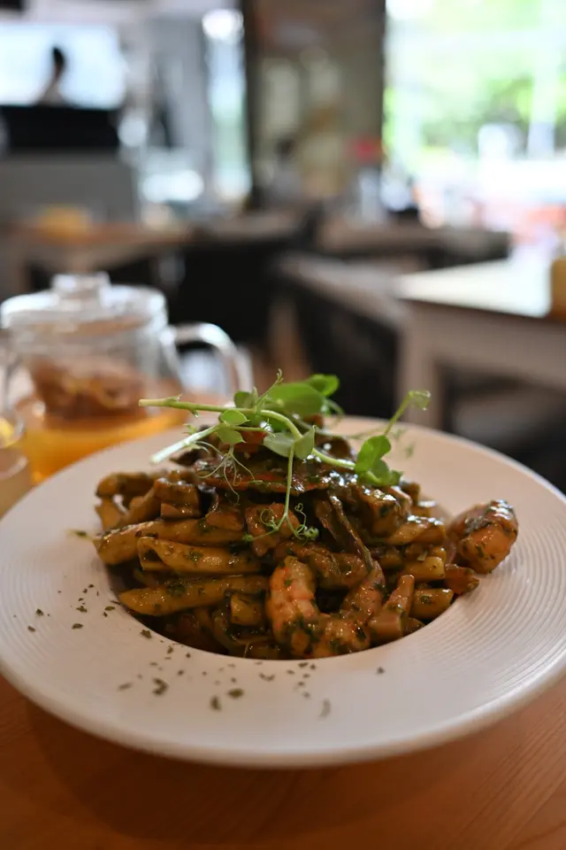 辣肉腸鳳尾蝦青醬手捲粉