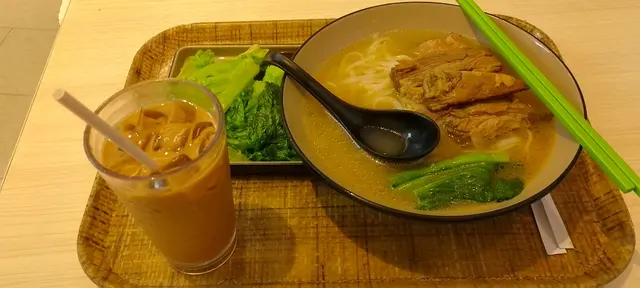 金牌牛腩河$52，蠔油生菜及凍奶茶(套餐加錢)