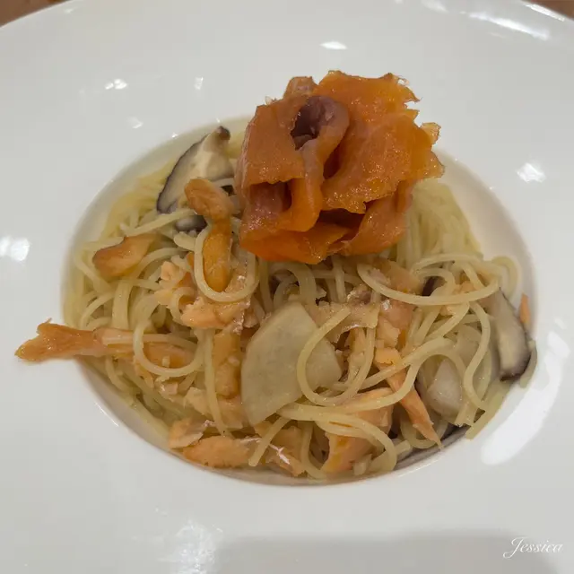 蒜香煙三文魚什菌意粉 配凍是日果茶、餐湯